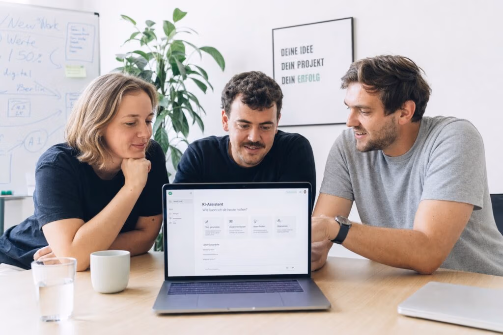 KI-Beratung: Team schaut gemeinsam auf ein KI-Werkzeug am Laptop
