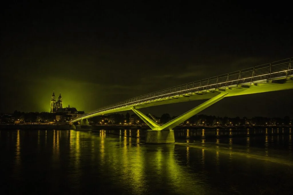 Sternbrücke über der Elbe in Magdeburg bei Nacht – Werbeagentur Magdeburg